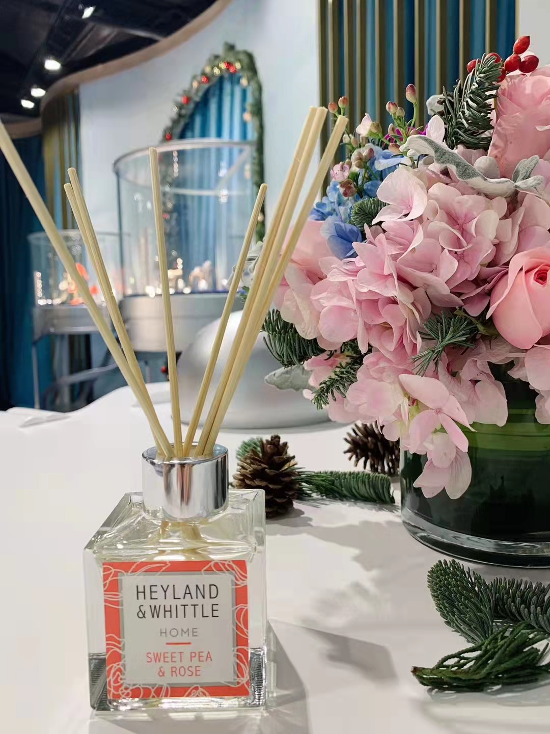 heyland whittle在世界顶级珠宝鞋店，进博会3000万的珠宝鞋就在GENAVANT家